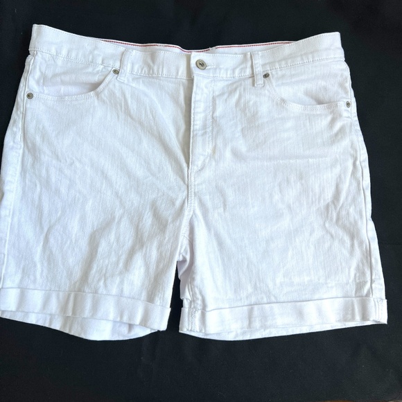 Eddie Bauer Shorts Boyfriend Mid Rise White Denim Casual Stretch Cuffed Size 14 - Picture 1 of 8